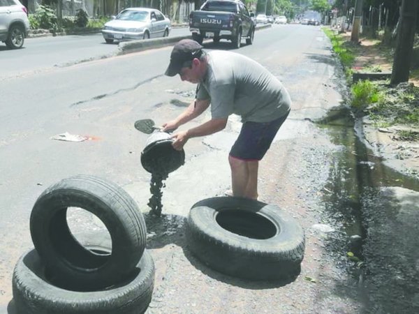 Tapa baches luego de reventar su vehículo