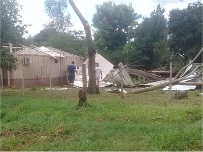 En medio de intensa lluvia preparan asistencia a damnificados