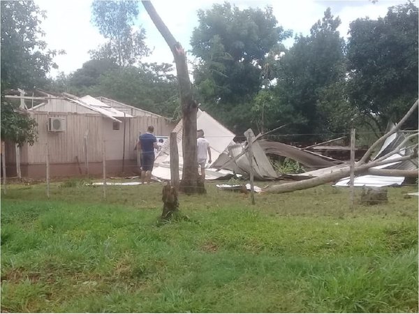 En medio de intensa lluvia preparan asistencia a damnificados