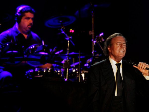 Julio Iglesias lanza beca musical con Latin Grammy para expandir su legado