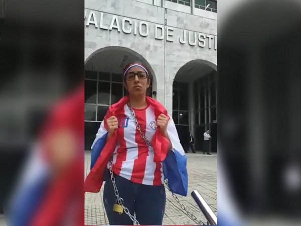 Madre se encadena y pide a la Justicia que no envíen a su hijo al Uruguay