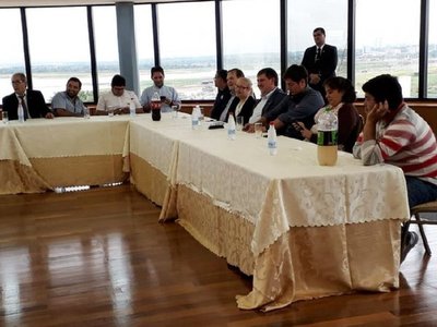 Llano embreta a senadores para que reduzcan cantidad de contratados
