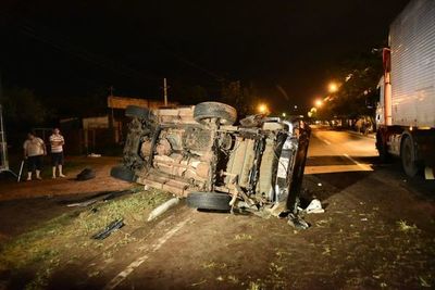 Vuelco de dos vehículos tras choque en Ypacaraí - Nacionales - ABC Color