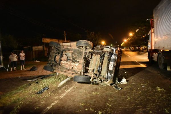 Vuelco de dos vehículos tras choque en Ypacaraí - Nacionales - ABC Color