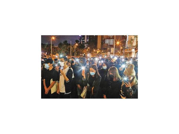 Hong Kong retoma protestas mientras Pekín reclama orden