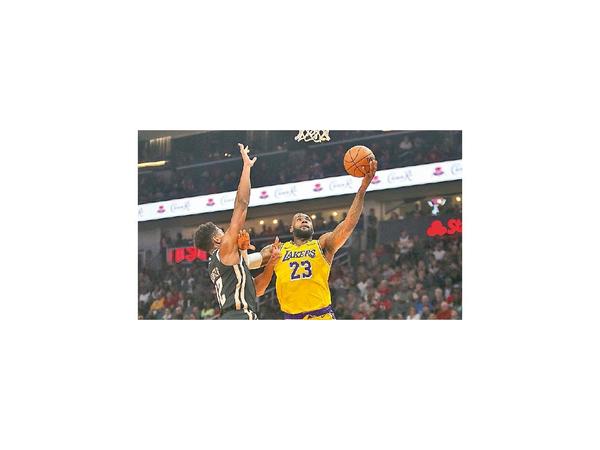 LeBron es líder en los Lakers