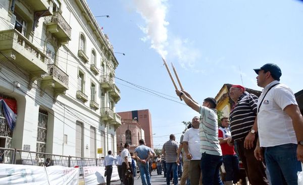 Pese a pedir austeridad, Viceministro defiende “extra” de G. 4 millones en Hacienda - Nacionales - ABC Color