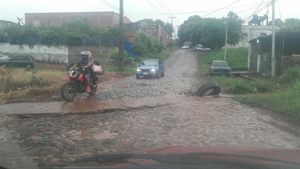 Reclaman pésimo estado de calle