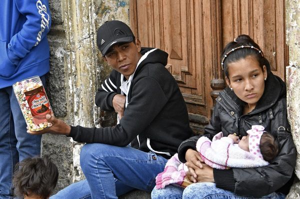 Venezolanos mendigan en Bolivia, uno de los países más pobres de Sudamérica