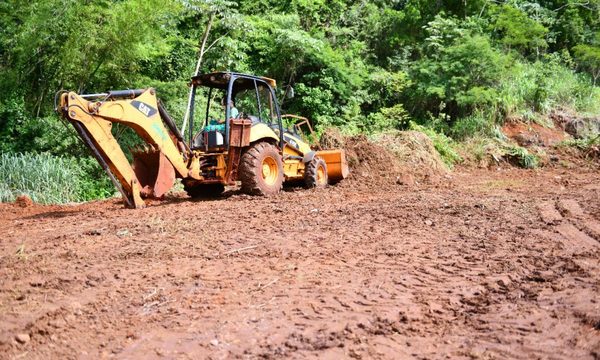 Intensifican tareas de terraplenado en zona del Puente de la Integración, en Presidente Franco