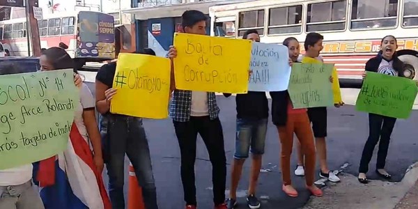 ESTUDIANTES DE MAYOR OTAÑO SE MANIFIESTAN EN LA CAPITAL