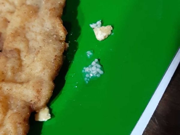 Extraño le dio sándwich contaminado a una nena