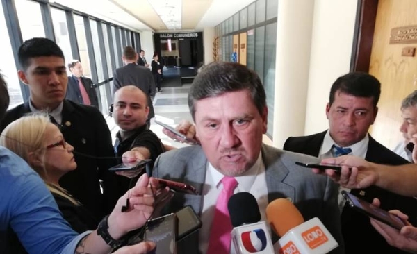 HOY / Llano defiende a Armando Gómez y apoya control a financiamiento político