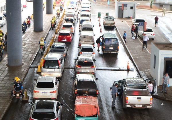 Operativo de Control en Foz de Yguazú genera largas filas en el Puente de la Amistad