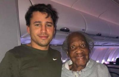 El sueño de toda una vida que un pasajero de avión le cumplió a una anciana de 88 años - SNT