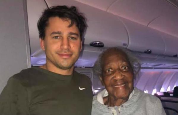 El sueño de toda una vida que un pasajero de avión le cumplió a una anciana de 88 años - SNT