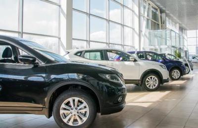 Demandan a un padre porque su hijo de 3 años rayó 10 vehículos en una automotora - SNT