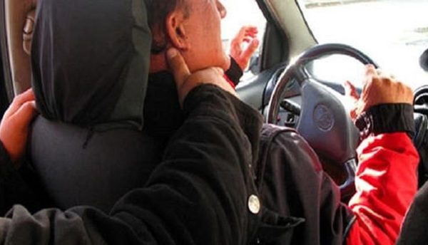 Simularon ser clientes y asaltaron a taxista