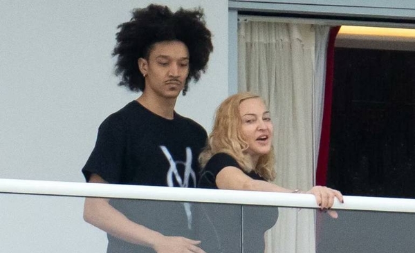 HOY / Madonna, de 61 años, 'anda' con joven de 25 y desata todo tipo de comentarios en el mundo