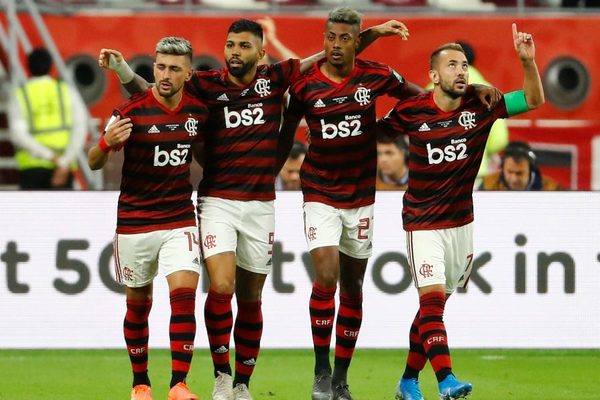 Flamengo gana en los últimos minutos y espera por Liverpool