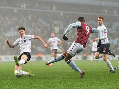 El Aston Villa abusa de un Liverpool plagado de juveniles