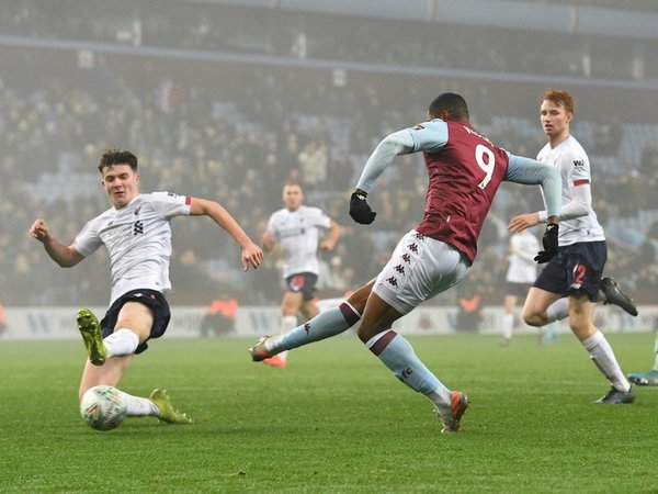 El Aston Villa abusa de un Liverpool plagado de juveniles
