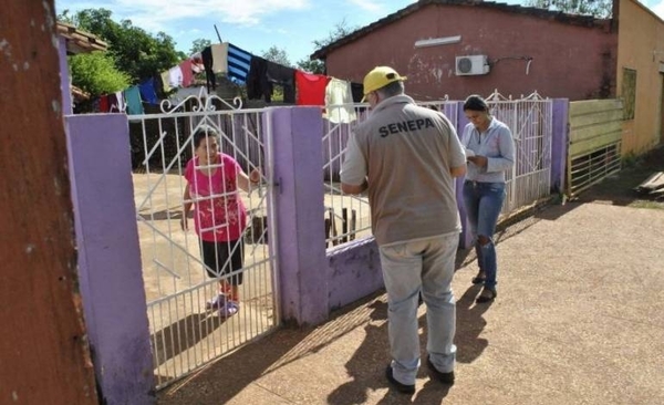 HOY / Aumentan criaderos y casos de dengue pero en las casas 'echan' a funcionarios de SENEPA