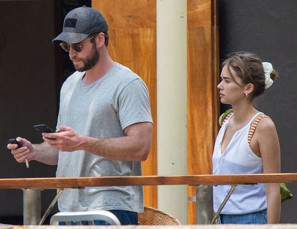 Liam Hemsworth presentó a sus padres a su nueva novia