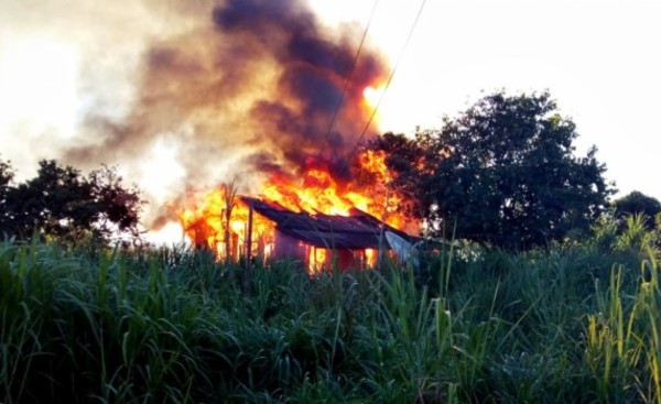 Discutió con su mamá e incendió la casa