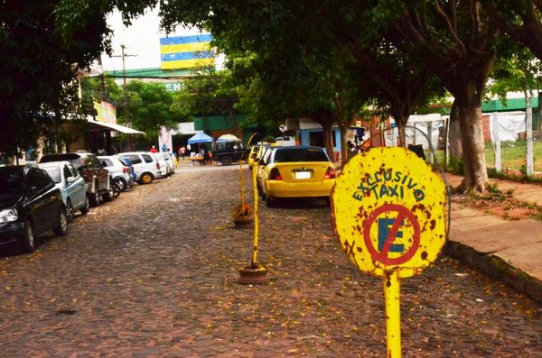 Caos frente al Hospital de Luque •