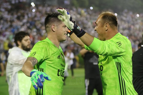 Azcona renovó contrato con Olimpia