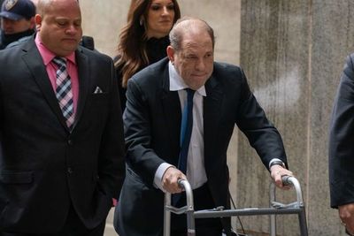 Weinstein intenta mejorar su imagen pero desata la ira de sus presuntas víctimas - Gente - ABC Color