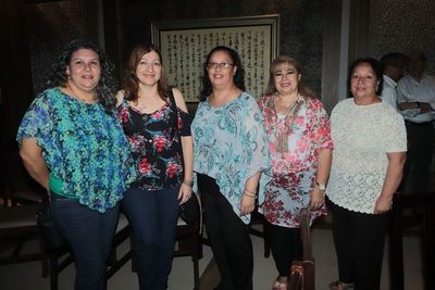 Clásica cena con la prensa