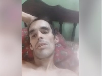 Está postrado en cama y clama por ayuda