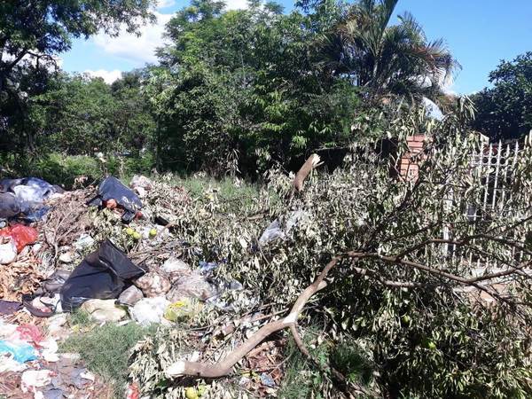 Gran basural cerca del Hospital de Luque •