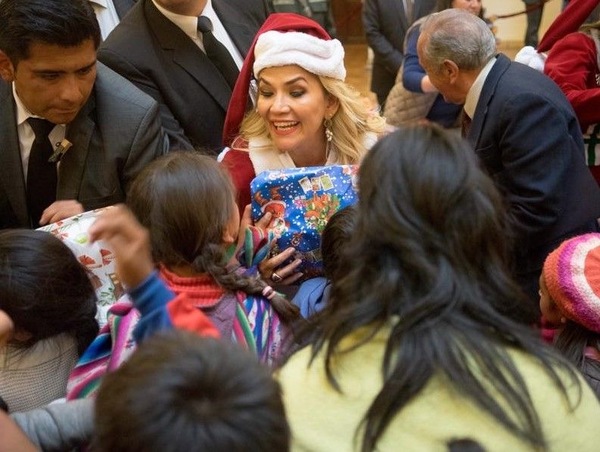 Disfrazada de “Mamá Noel”, repartió regalos la presidenta de facto de Bolivia