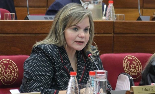 HOY / Lilian defiende proyecto que aumenta cupo político en consulados