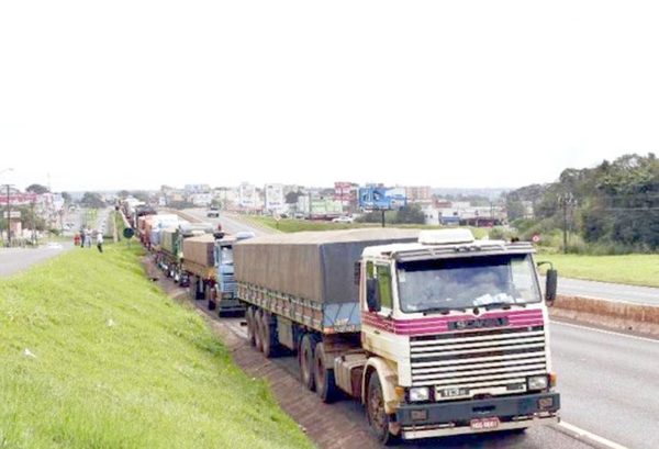 Camiones varados en la frontera entre Paraguay y Brasil: culpan a la precariedad de la infraestructura de Puertos - ADN Paraguayo