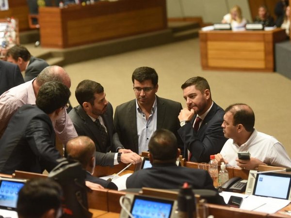 Diputados se enredan sobre cómo expulsar a Ulises Quintana