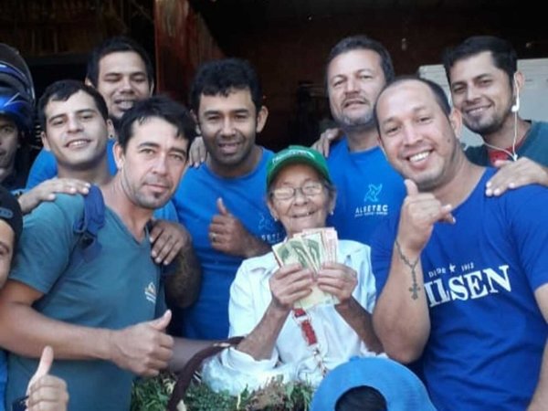 Trabajadores hicieron vaquita para el "aguinaldo" de su amiga yuyera de 84 años