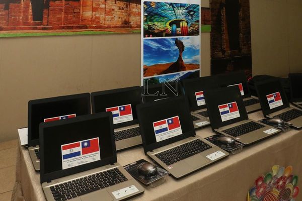 Embajada de Taiwán dona notebooks para posadas turísticas