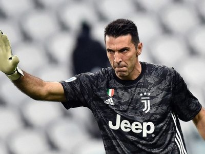 Buffon alcanza a Maldini como jugador con más partidos en la Serie A