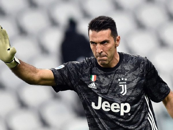 Buffon alcanza a Maldini como jugador con más partidos en la Serie A