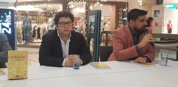 HOY / Larga fila de personas para comprar un libro de historia