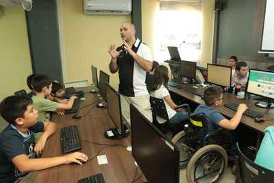 Niños y niñas aprenden robótica en taller de vacaciones del Mitic | .::Agencia IP::.