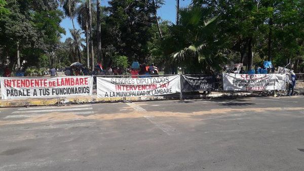 Funcionarios lambareños frente al Congreso exigen a Diputados la intervención de la Municipalidad - Nacionales - ABC Color