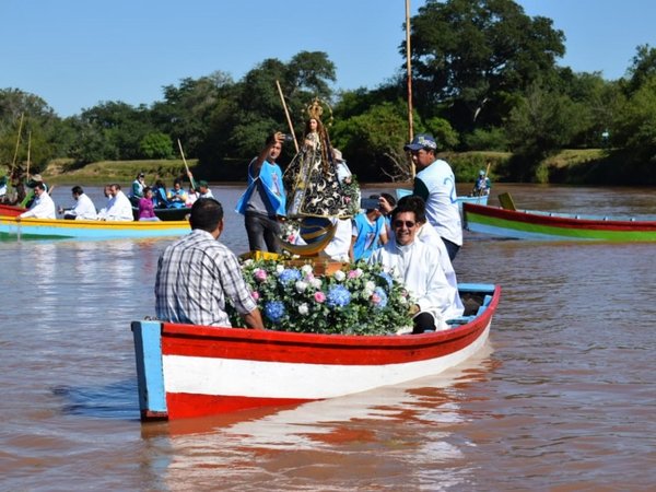 Devotos de la Virgen del Paso realizan procesión náutica en Itapé