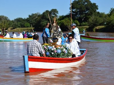 Devotos de la Virgen del Paso realizan procesión náutica en Itapé 