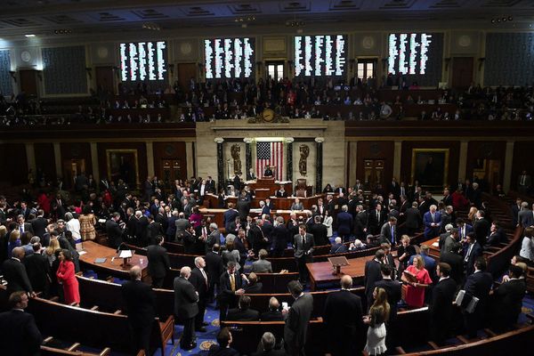 Cámara Baja de EEUU aprueba juicio político a Trump