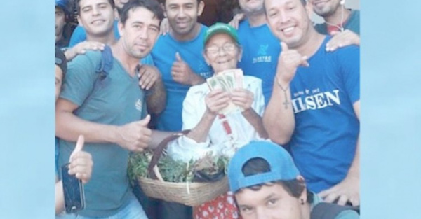REGALAN AGUINALDO A ABUELITA YUYERA